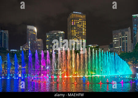 Fontaines multicolores et gratte-ciel de nuit Kuala Lumpur, en Malaisie Banque D'Images