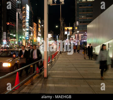 Scène animée nuit occupée à Tokyo au Japon Banque D'Images