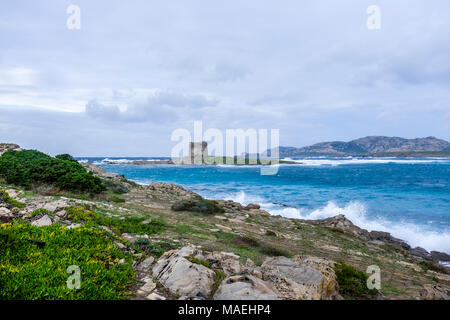 Une vue sur la la Torre della Pelosa tower et de l'Isola Piana île dans le contexte en pleine tempête, Stintino, Sardaigne, Italie Banque D'Images