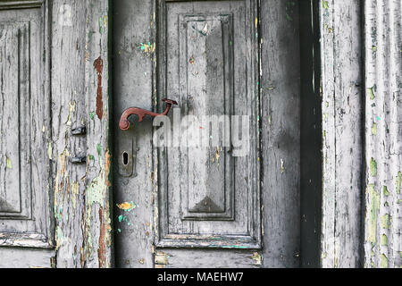 Détail de l'ancienne porte en bois, la texture de surface peinte grungy Banque D'Images