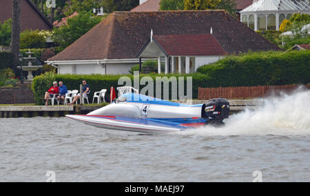 Course de bateau sur Oulton Broad, Suffolk Banque D'Images