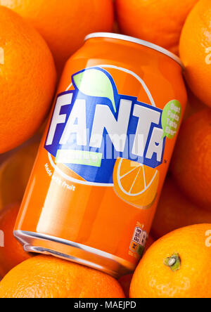 Londres, Royaume-Uni - 31 mars 2018 : aluminium boîte de boisson Fanta orange sur fond orange Banque D'Images
