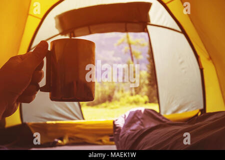 Voyager et passer du temps dans la tente tandis que boire du café le matin Banque D'Images