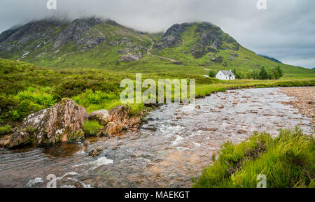 Vue panoramique à Glencoe, dans la région de Lochaber des Highlands écossais. Banque D'Images