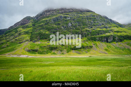 Vue panoramique à Glencoe, dans la région de Lochaber des Highlands écossais. Banque D'Images
