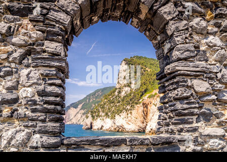 Castello Doria, une imposante forteresse au sommet d'une falaise avec vue sur le golfe des poètes. Porto Venere, la Spezia, Italie Banque D'Images