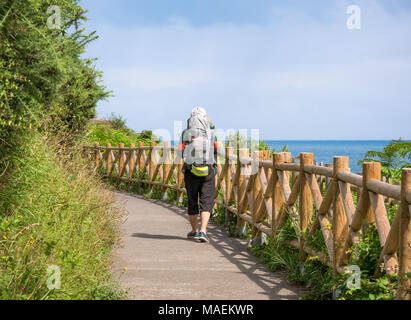 Pèlerin solitaire marche sac à dos avec le Chemin de Compostelle en Espagne, Chemin de Saint Jacques Banque D'Images