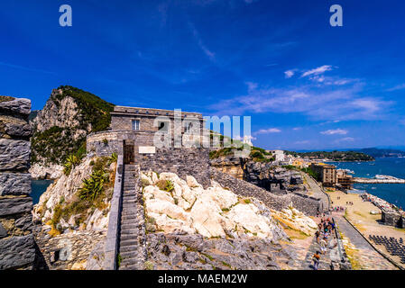 Castello Doria, une imposante forteresse au sommet d'une falaise avec vue sur le golfe des poètes. Porto Venere, la Spezia, Italie Banque D'Images