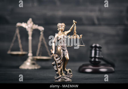 La loi et la justice, de la légalité, de la justice, concept Dame balance de la Justice et juge Gavel on a black background. Banque D'Images