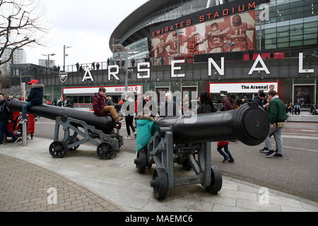 Fans arriver avant la Premier League match à l'Emirates Stadium, Londres. Banque D'Images