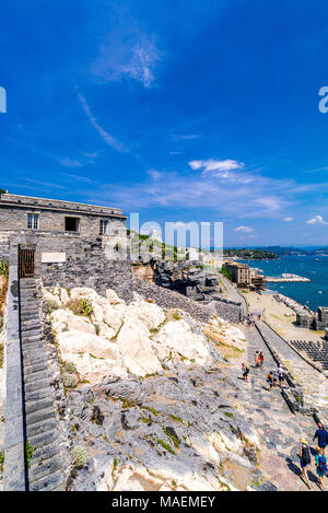 Castello Doria, une imposante forteresse au sommet d'une falaise avec vue sur le golfe des poètes. Porto Venere, la Spezia, Italie Banque D'Images