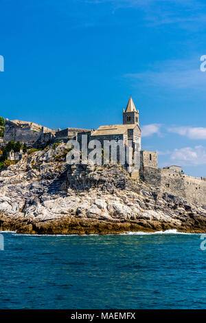 L'église Saint-Pierre (Chiesa di San Pietro) et le Castello Doria, se trouve au sommet d'un promontoire rocheux. Porto Venere, la Spezia, Italie Banque D'Images