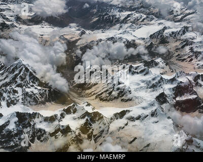 Glacier de haute montagne avec des sommets : l'éternelle langues de glace blanche descendre dans les vallées enneigées au milieu transparent cumulus. Banque D'Images