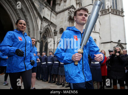 L'un des plus jeunes membres de la RAF, l'Aviateur-chef Adam Wood, 16, avec la RAF100 Baton en dehors de la Cour royale de Justice de Londres, avant de la lancer et de relais Baton première jambe. Banque D'Images