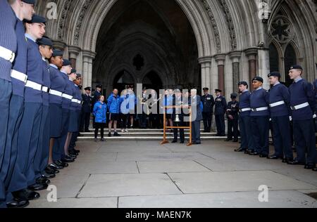 Une vue générale en dehors de la Cour royale de Justice de Londres, avant de la lancer et de relais Baton première jambe. Banque D'Images