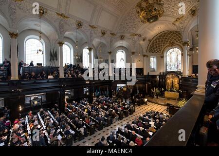 Une vue générale de la journée des fondateurs, pour commémorer le centenaire de la création de la Royal Air Force à St Clement Danes Church, à Londres. Banque D'Images