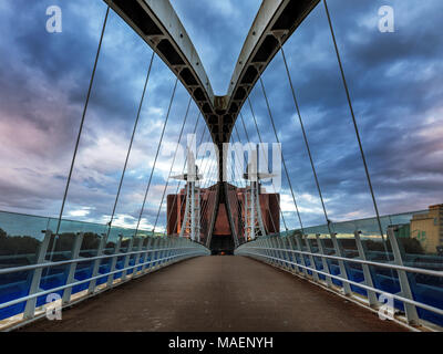 Le pont du millénaire. Tôt le matin à Media City, Salford Quays, Manchester, Angleterre, Royaume-Uni Banque D'Images