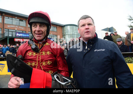 Jockey Davy Russell *gauche) et formateur Gordon Elliott après avoir remporté l'échange Souscription obstacle sur Pallasator novice au cours de Ryan Air Jour de la Gold Cup 2018 Festival de Pâques à l'Hippodrome Fairyhouse Ratoath, Meath, Co.. Banque D'Images