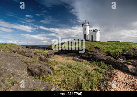 Elie Ness se dresse le phare sur un affleurement de roches sur le Firth of Forth, Ecosse Banque D'Images