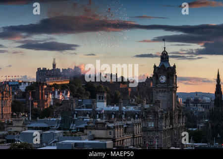 L'Edinburgh skyline avec le château d'Édimbourg à l'arrière-plan, avec l'artifice de tatouage. Photographié à partir de Calton Hill juste après le coucher du soleil. Banque D'Images