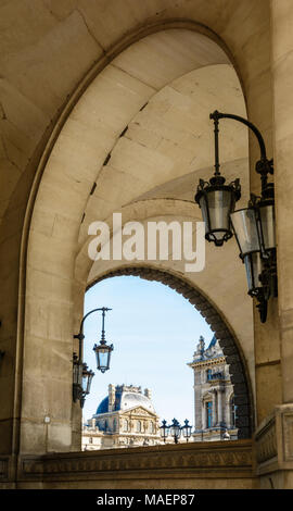 Paris, France - 14 mars 2018 : vue sur le pavillon Richelieu du palais du Louvre à Paris à partir de l'arches de la Guichets Lesdiguières avec vintage Banque D'Images