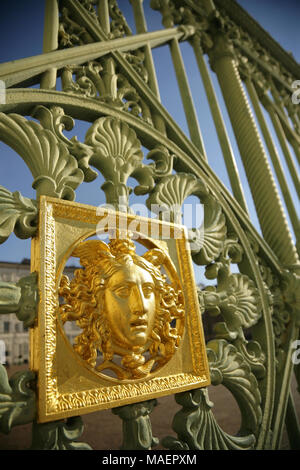 Les clôtures métalliques décoratives entre Piazzetta Reale et la Piazza Castello, Turin, Italie. Banque D'Images