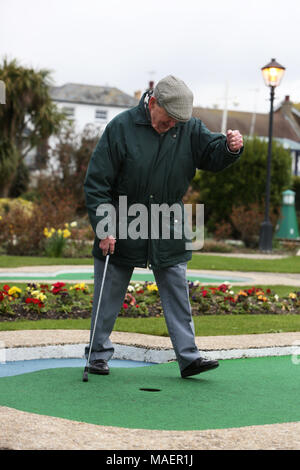 Les personnes âgées ayant représenté l'amusement jouer au mini golf à Bognor Regis, West Sussex, UK. Banque D'Images