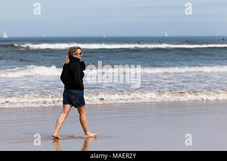 Hendaia, France-April 01,2018 : balade promenade le long d'une plage sur la côte atlantique sud à Pâques, France Banque D'Images