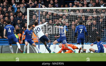 Tottenham Hotspur est Alli Dele marque son troisième but du côté du jeu au cours de la Premier League match à Stamford Bridge, Londres. Banque D'Images