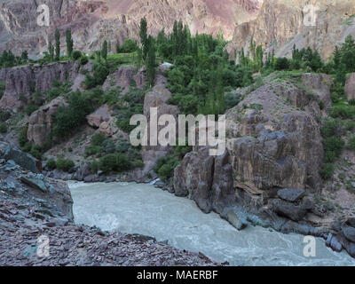 Rivière de montagne : bleu-gris les débits des cours d'eau dans une gorge étroite de bourgogne falaises, végétation et arbres poussent dans les fissures des rochers. Banque D'Images