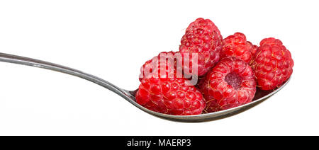 Pile de framboise sur une cuillère. Close-up de framboises rouges frais plein de vitamines et antioxydants sur la cuiller à soupe glacée. Isolé sur fond blanc. Banque D'Images