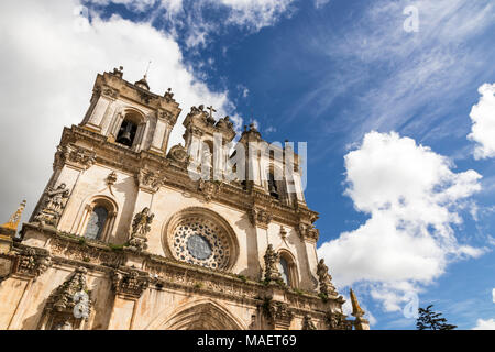 Façade principale de l'Alcobaca Monastery (Mosteiro de Santa Maria) au Portugal, à l'architecture gothique et baroque. Un site du patrimoine mondial depuis 1997 Banque D'Images