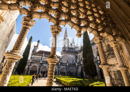 L'art manuélin gothique flamboyant fenêtres sculptées dans le Cloître Royal (Claustro du vrai), du Monastère de Batalha, Portugal Banque D'Images