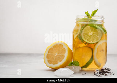 Glace citron de thé à la menthe dans un bocal en verre, fond blanc, copie de l'espace. Rafraîchissement d'été concept. Banque D'Images