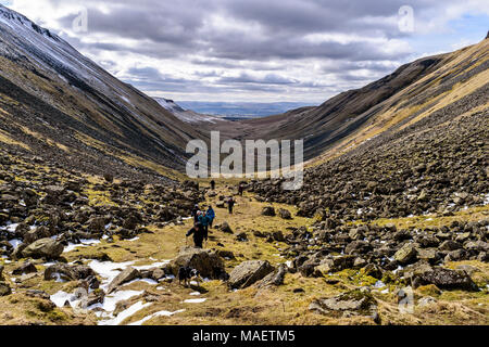 Les marcheurs à la tête de coupe élevée Gill vers Cup Nick dans les Pennines Banque D'Images