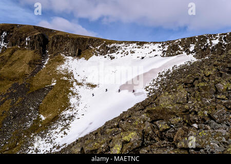 Les marcheurs traverser un champ de neige qu'ils ont la tête jusqu'à la partie supérieure de la haute tasse tasse haut de Nick Gill. Banque D'Images