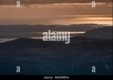 Vue imprenable depuis le sommet de Ben Mor Coigach (le plus haut sommet de l'île de Mull) à Nord sur Coll, Ulva et les îles environnantes Banque D'Images