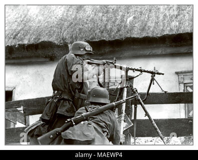 Waffen-SS soldats nazis de la division „Wiking” avec un canon à machine de calibre 34 dans un village soviétique. Opération BARBAROSSA Seconde Guerre mondiale 1941 les soldats allemands nazis se préparent à un combat urbain manuel. Adolf Hitler a ordonné d'éviter les combats urbains dans des villes soviétiques comme Kiev, Leningrad et Moscou, mais les troupes allemandes ont été ordonnées par leurs officiers pour nettoyer les villages là où cela était possible. De nombreuses atrocités contre des civils ont été commises par l'armée allemande nazie. Banque D'Images