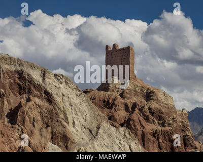 Les ruines d'un ancien monastère bouddhiste tibétain dans le village de Basgo : sur un flanc bourgogne bâtiment en brique rose rose, Ladakh, dans le Nord de l'INDI Banque D'Images