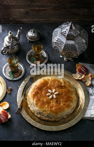 Gâteau traditionnel marocain pastilla avec du thé à la menthe Banque D'Images