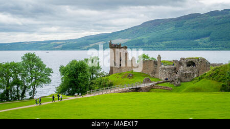 Le Château d'Urquhart et le Loch Ness dans les Highlands écossais. Banque D'Images