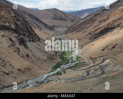 Route de montagne, la serpentine extrême sur les pentes de la vallée de haute montagne dans l'Himalaya : la route, descendre de fortes pentes à la rivière à Banque D'Images