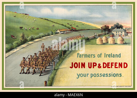 1914 Vintage WW1 affiche de propagande de recrutement avec la colonne de soldats irlandais marchant le long d'une route de campagne en Irlande, en passant par les meules, les maisons et les animaux qui paissent dans les champs. Les agriculteurs de l'Irlande INSCRIVEZ-VOUS POUR DÉFENDRE vos biens. 140000 hommes irlandais a rejoint l'armée britannique en Irlande pour combattre dans la Première Guerre mondiale. Banque D'Images