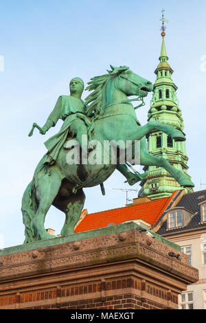 Statue équestre de l'établissement Absalon dans Hoejbro Plads, Copenhague, Danemark. Photo verticale Banque D'Images