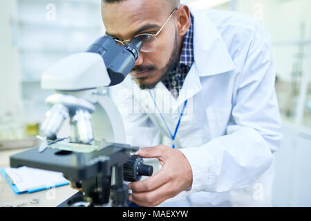 Biologiste moderne beau microscope de réglage de zoom sur image Banque D'Images