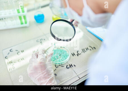 Affichage chimiste cristal bleu par loupe Banque D'Images