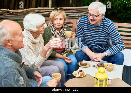 Senior Friends in Cafe Banque D'Images