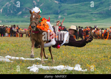 Course de chevaux du peuple tibétain à Horse Race Festival, Litang, l'ouest du Sichuan, Chine Banque D'Images