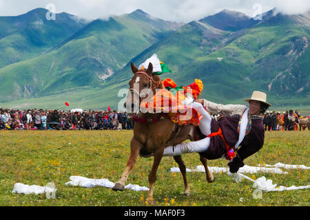 Course de chevaux du peuple tibétain à Horse Race Festival, Litang, l'ouest du Sichuan, Chine Banque D'Images