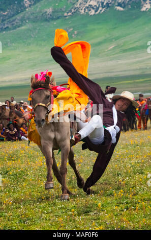 Course de chevaux du peuple tibétain à Horse Race Festival, Litang, l'ouest du Sichuan, Chine Banque D'Images